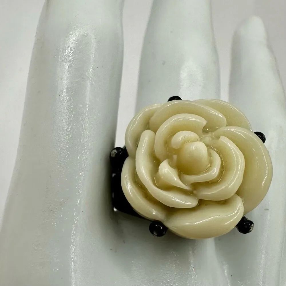 Cream and black rose ring
